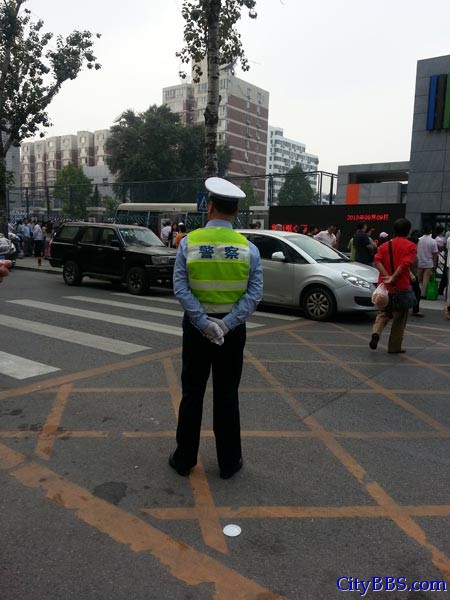 由于接学生的车太多，每天早晚这条路都会非常拥堵，警察也不得不来维持秩序，在辅以校园安保，因此这里虽然 ...