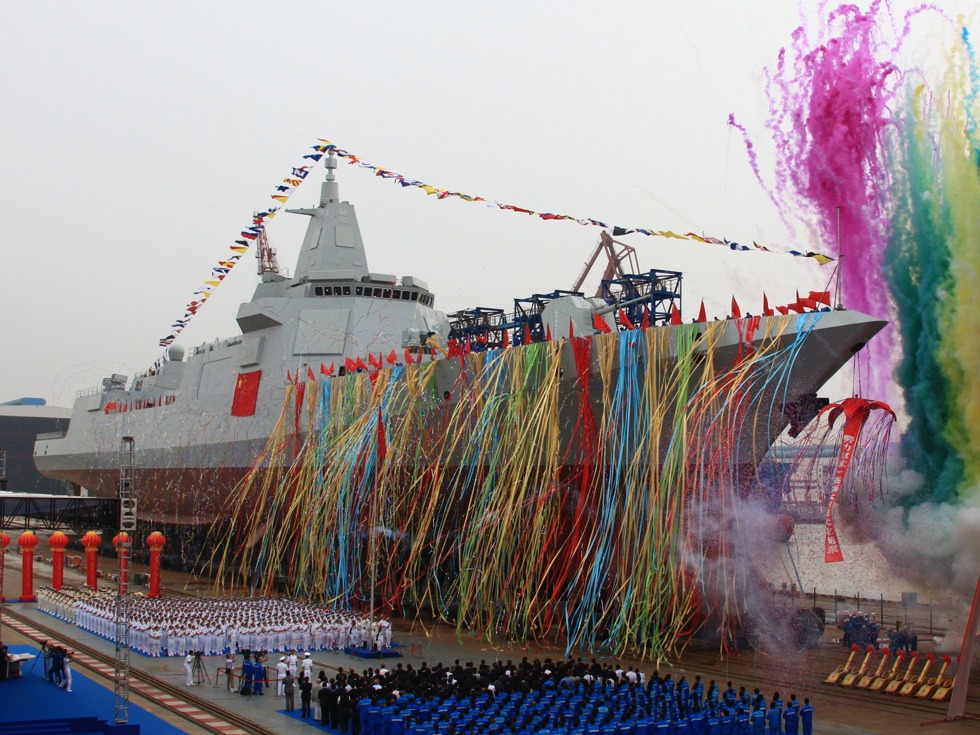 中国055万吨巨舰下水 中国军迷称之地表最强  中国055万吨巨舰下水 中国军迷称之地表最强