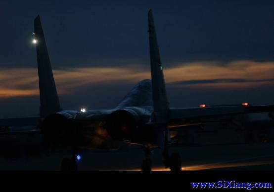 首次曝光!海军新型战机在南海上空夜航单飞 首次曝光!海军新型战机在南海上空夜航单飞