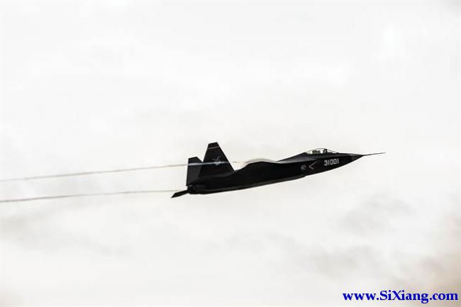 中国最新型的歼-31隐形战机很有可能做为大陆新一代航空母舰的舰载机