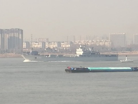 安装电磁炮的072型登陆舰已经试航 安装电磁炮的072型登陆舰已经试航