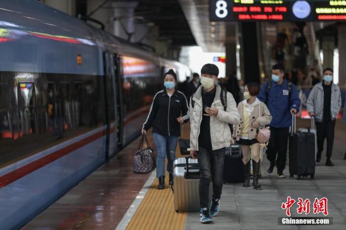 旅客进入贵阳北站月台准备上车