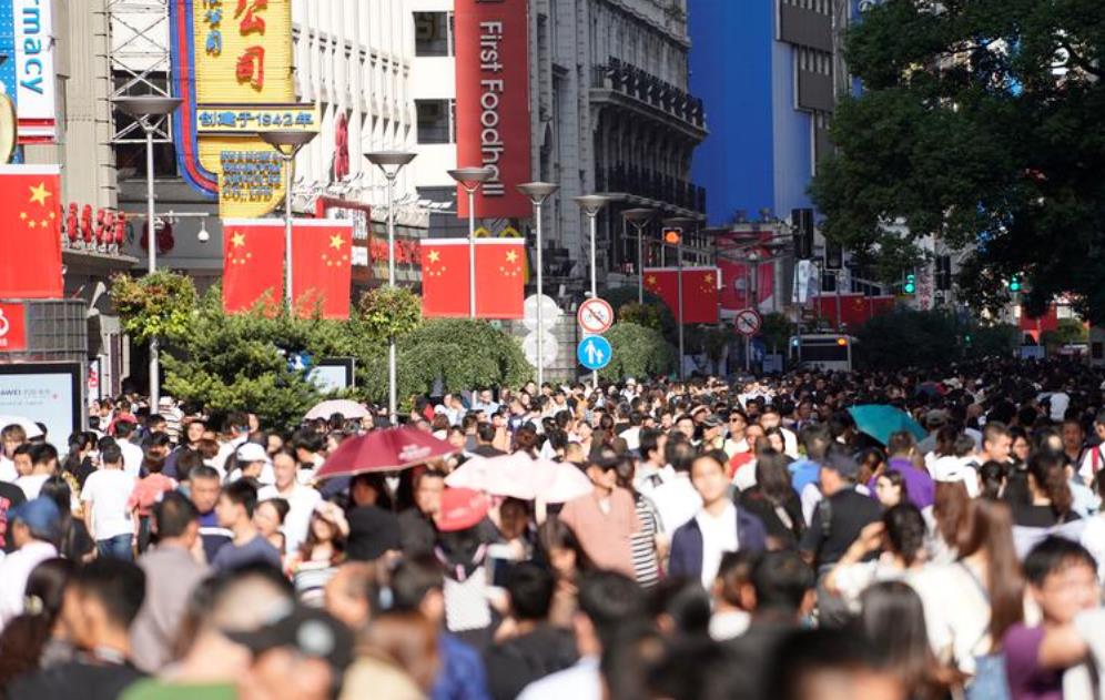 南京路步行街上的人流 南京路步行街上的人流