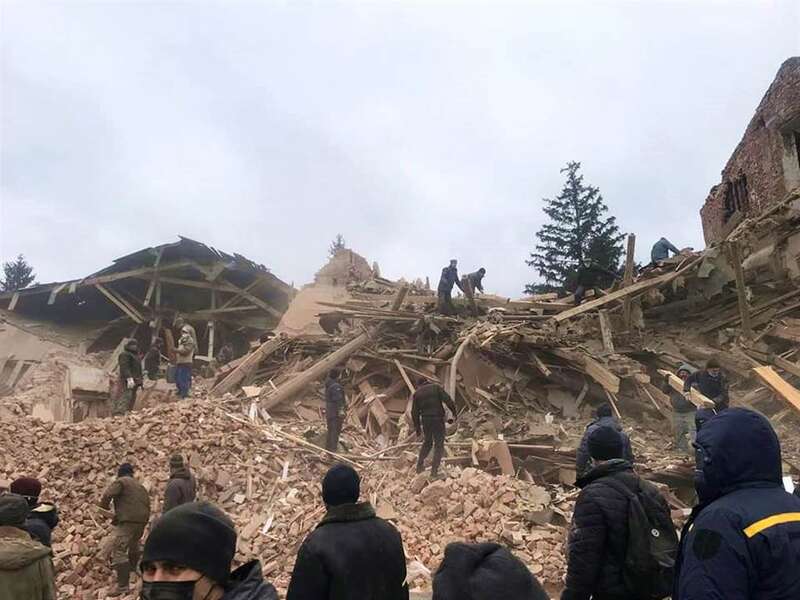 俄军炮击乌克兰东部阿克提卡(Okhtyrka)军事基地,导致超过70名乌克兰军人丧生 ... ... 俄军炮击乌克兰东部阿克提卡(Okhtyrka)军事基地,导致超过70名乌克兰军人丧生 ... ...