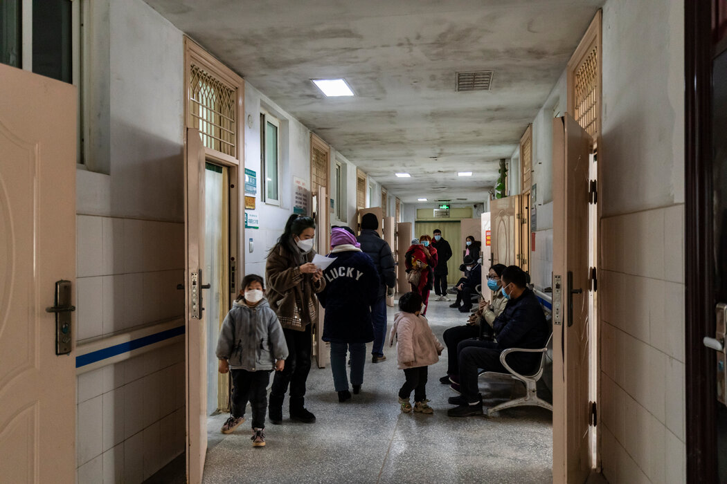 马小集村附近一处社区卫生中心大堂里等待就诊的患者
