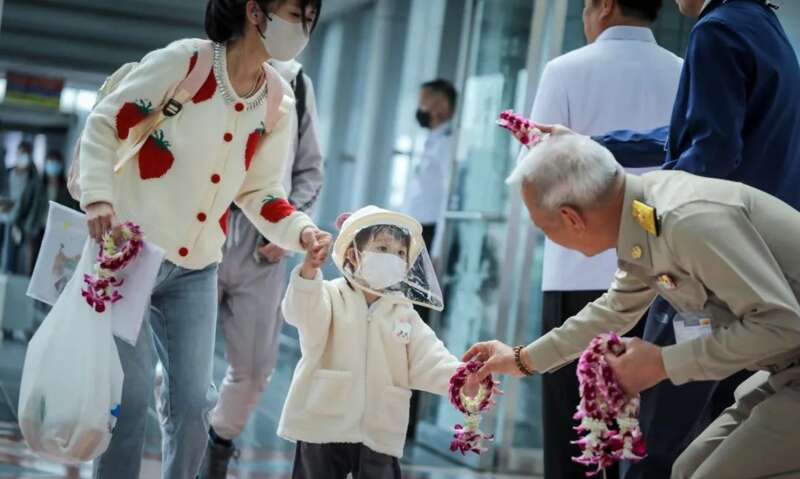 在泰国接机的是副总理、旅游局局长等政府高官，不仅花环相迎，还贴心赠送防疫包 ...