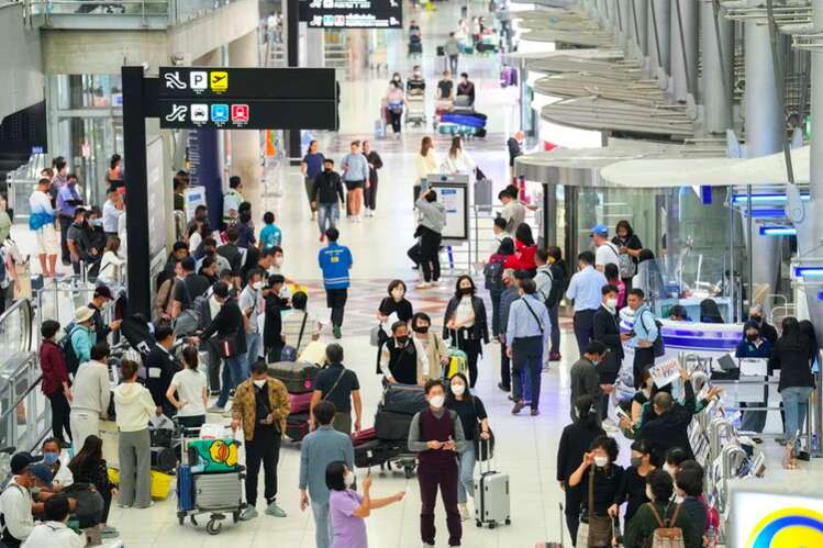 2023年1月4日，泰国曼谷机场取消了新冠限制措施，各地游客在中国游客涌入之前就已经抵达 ... ... ...