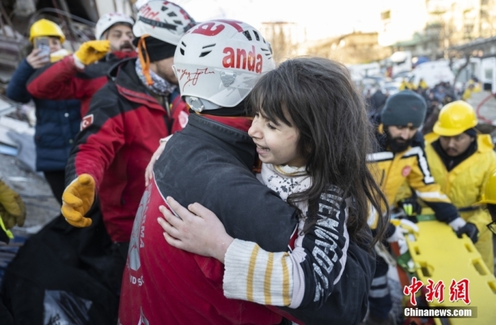 土耳其强震搜救工作持续进行,救援人员在废墟中寻找幸存者 土耳其强震搜救工作持续进行,救援人员在废墟中寻找幸存者