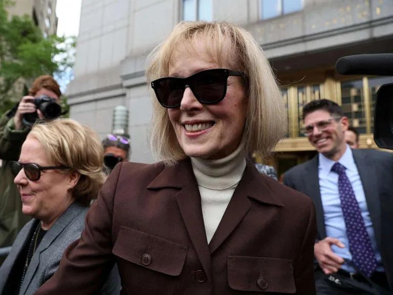 川普需向受害者作家E·吉恩·卡罗尔(E. Jean Carroll)赔偿500万美元,包括殴打(赔偿200万美元)和诽谤(赔 ... 川普需向受害者作家E·吉恩·卡罗尔(E. Jean Carroll)赔偿500万美元,包括殴打(赔偿200万美元)和诽谤(赔 ...