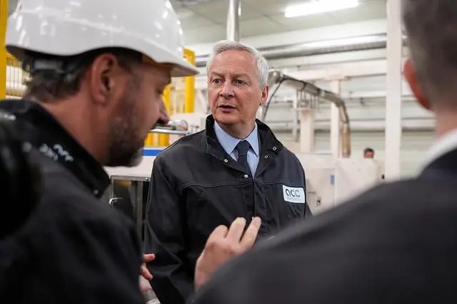 法国杜夫兰,勒梅尔在汽车电池制造公司新生产线落成仪式上参观生产线 法国杜夫兰,勒梅尔在汽车电池制造公司新生产线落成仪式上参观生产线