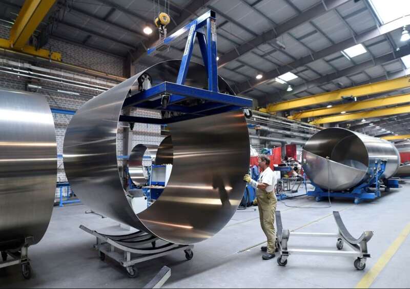 一名工人在德国温森一家筒仓和液体罐车制造商工作 一名工人在德国温森一家筒仓和液体罐车制造商工作