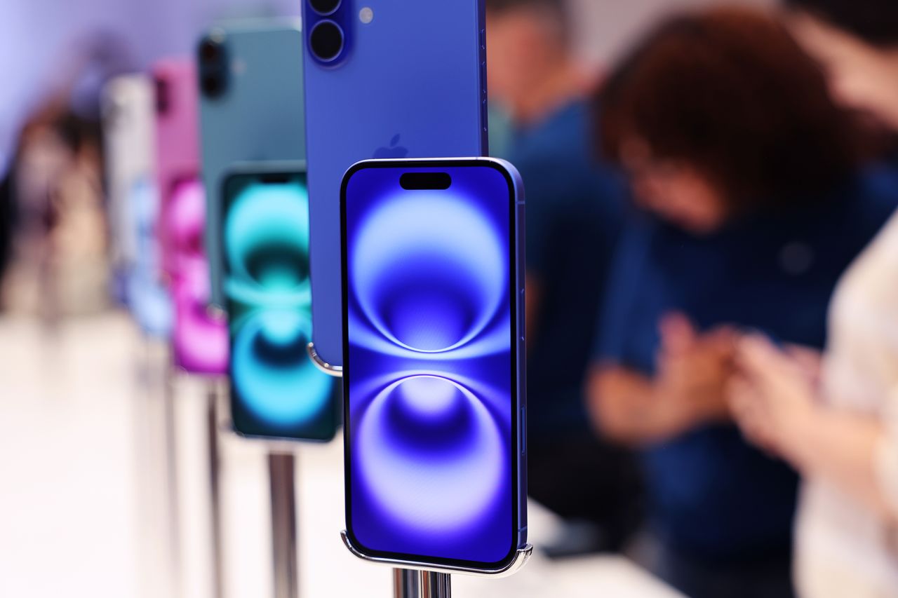 纽约第五大道苹果商店在新产品发布日展出 iPhone 16 手机 纽约第五大道苹果商店在新产品发布日展出 iPhone 16 手机